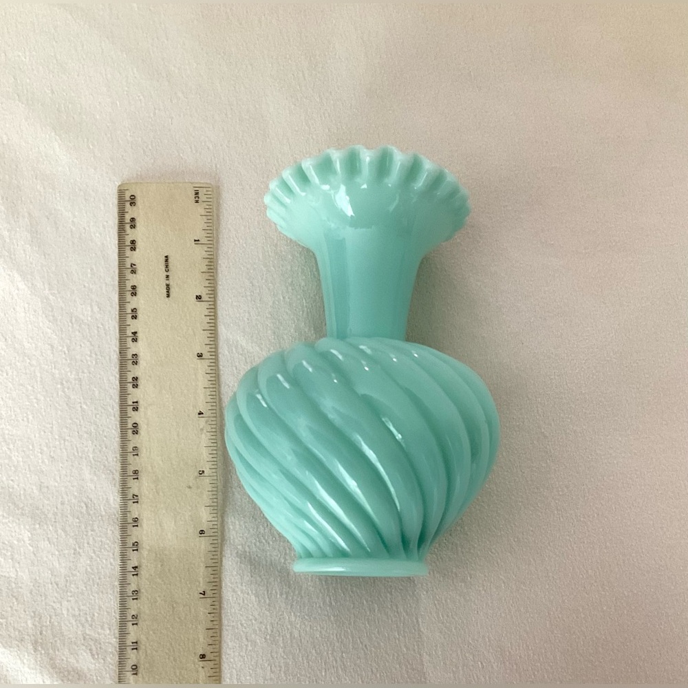 Fenton Swirl Vase in Pastel Mint Green Milk Glass - 1950s - Picture 8 of 10